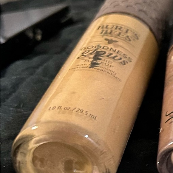 Burt’s Bees Goodness Glows liquid makeup in 1055 Pecan (warm) partially used - Picture 9 of 10
